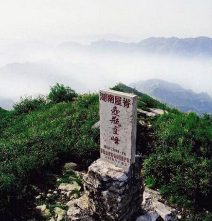 壶瓶山之巅观云海，一览众山小