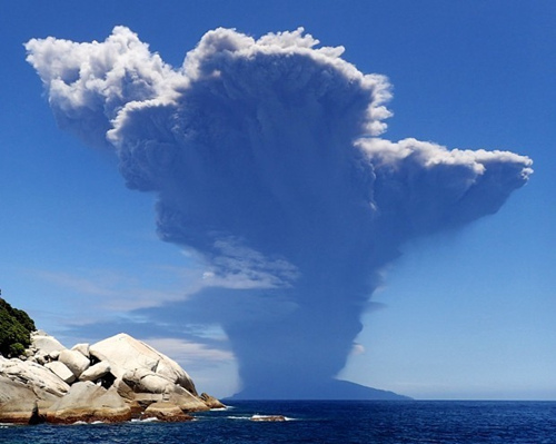 日本口永良部岛火山喷发130名居民紧急避难