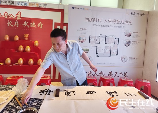 常德市书法家协会产业委员会理事,常德市立明书法培训学校校长胡立明