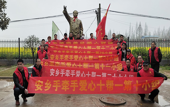   安乡县陈家嘴镇：爱心奉献情常在，雷锋精神心永存