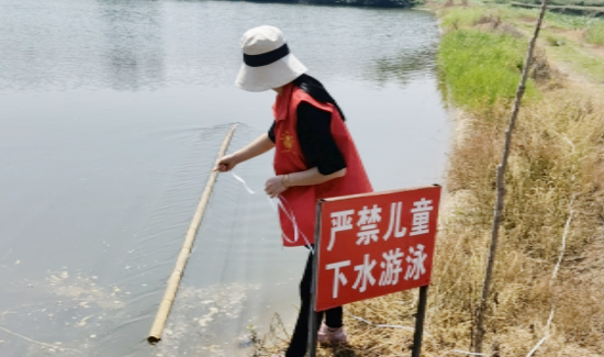 津市白衣镇：防溺水有妙招 竹子作救生杆