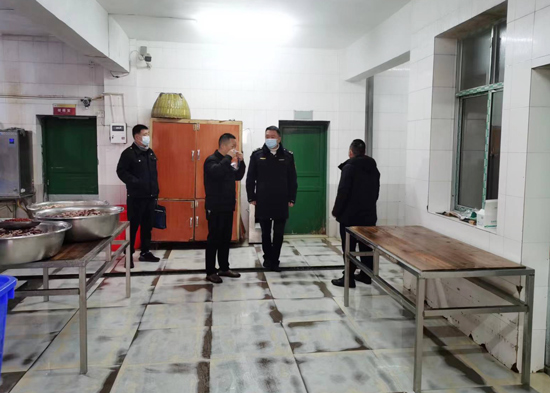 汉寿县：“护航春季开学”建设清洁厨房